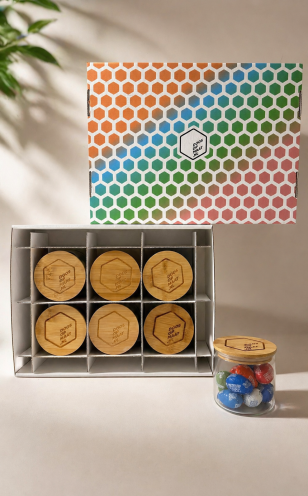 Magazijnbak om glazen potten te vervoeren in een bedrukte doos