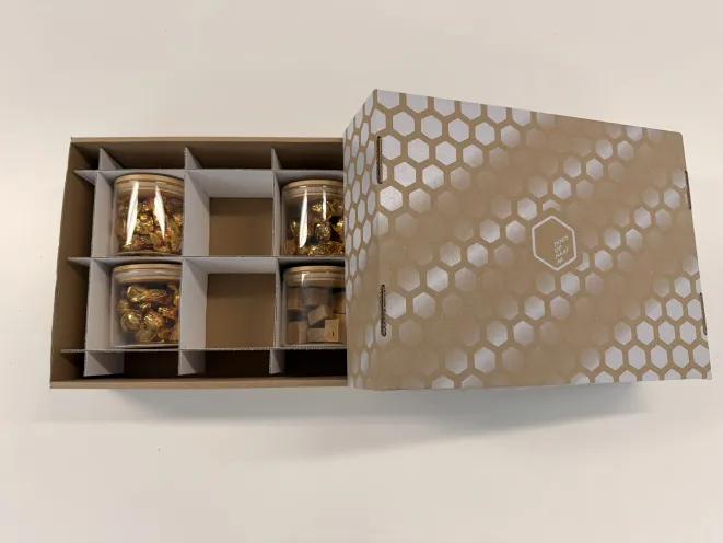 Fefco 330 kartonnen doos met deksel in combinatie met een vakverdeling om glazen potten gescheiden te houden