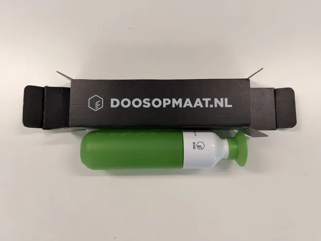 Fefco 210 dubbele klepdoos die gebruikt wordt on een dopper in te pakken
